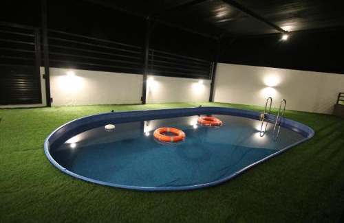 Oman Ski Chalet | AlDalal Chalet: Family-Friendly Retreat with Pool Access