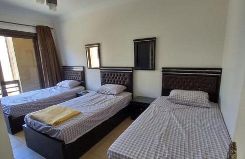 Zafarana Apartment | Family-Friendly Stay at شالية بقرية بلو باى العين السخنة