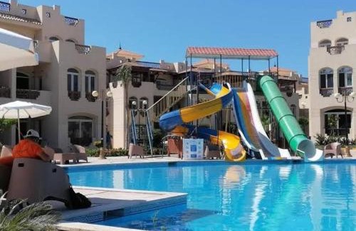 Al-Burulus Apartment | Relax at Farma Beach Resort: Pet-Friendly Chalets Await