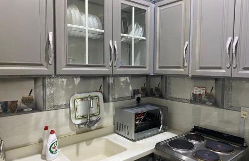 Al Kura Apartment | Cozy Retreat: Apartments in Obhor with Oceanfront Pool