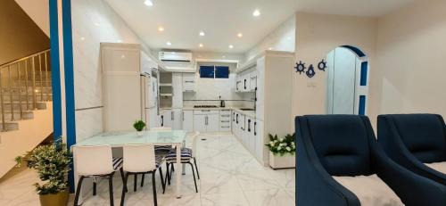 Ar Rayis Ski Chalet | Discover شاليهات أوس الحجاز: Family-Friendly Retreat with Pool