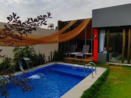 Al-Hofuf House | Relax at شاليه أوراس with Pool and Hot Tub Amenities