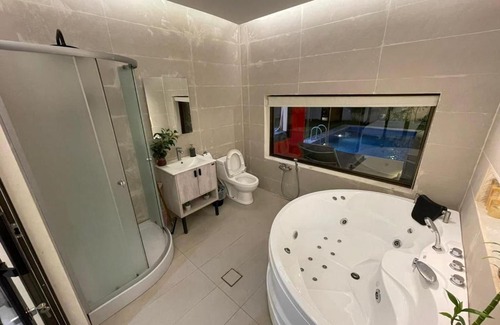Al-Hofuf House | Relax at شاليه أوراس with Pool and Hot Tub Amenities