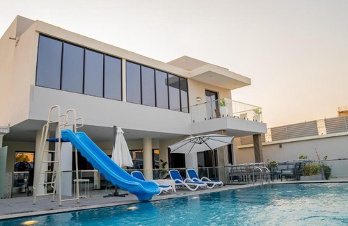 Dhahran Ski Chalet | Discover شاليه القند: Your Ocean View Retreat Awaits
