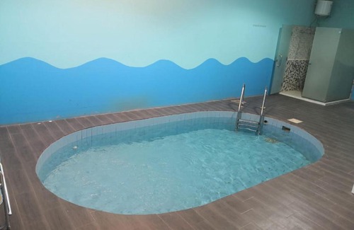Unaizah Ski Chalet | White Rose Chalet: Pet-Friendly Retreat with Private Pool