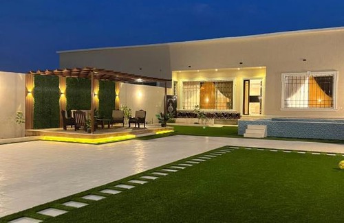 Al Hawiyah Ski Chalet | Discover شاليه برايم: Family-Friendly with Pool Access