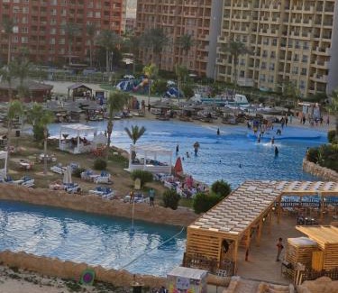 Al-'Amriyah Ski Chalet | Pet-Friendly شاليه بورتو جولف with Pool & Family Amenities