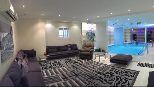 Mecca House | Relax Spot Al-Hamra: Family-Friendly Retreat with Pool