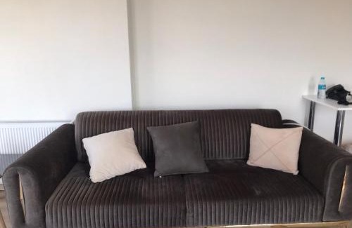 Esenyurt Apartment | Cozy Apartment Full of Love - Pet and Child Friendly Stay