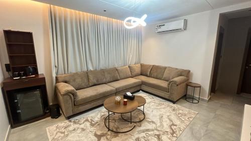 Hera Street Apartment | شقة حديثه من صالة و غرفة بتصميم انيق و موقع مميز