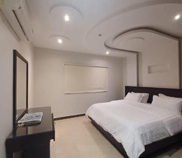 Al Aziziyah Apartment | Cozy Retreat at شقق طلائع الدانه with High Guest Ratings