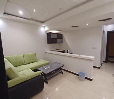 Al Aziziyah Apartment | Cozy Retreat at شقق طلائع الدانه with High Guest Ratings