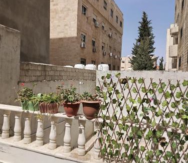 Al Jubeiha Apartment | Charming Studeo for Rent - Guest Rated 9/10, Family-Friendly