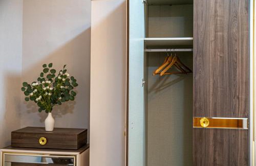 Al Aziziyah Apartment | Spacious Apartment for 6 with Perfect Guest Rating