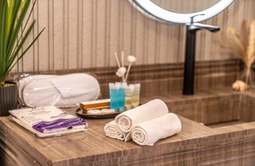 Al Aziziyah Apartment | Spacious Apartment for 6 with Perfect Guest Rating