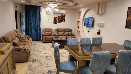 Nasr City Apartment | Super Lux Apartment for Families: Rated 10/10 with Breakfast