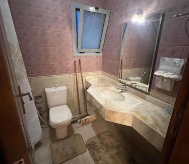 Bab Sharqi Apartment | Cozy 3-Bedroom Apartment by the Sea in Sporting
