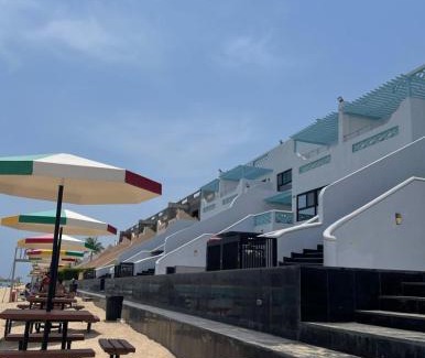 Durrat Al-Arous Apartment | Oceanfront Family Room with Balcony - Rated 9.4/10