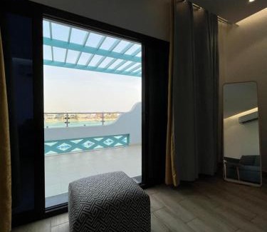 Durrat Al-Arous Apartment | Oceanfront Family Room with Balcony - Rated 9.4/10