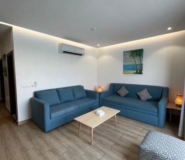 Durrat Al-Arous Apartment | Oceanfront Family Room with Balcony - Rated 9.4/10
