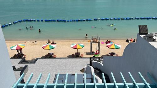 Durrat Al-Arous Apartment | Oceanfront Family Room with Balcony - Rated 9.4/10