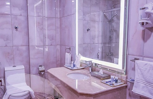 Jeddah Hotel | Experience Comfort at Signature Hotel with Pool and Dining