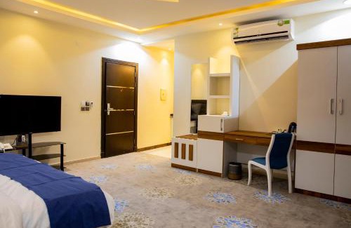 Sharurah Hotel | Relax at Hotel Alfaw Plaza with Hot Tub & Family Amenities