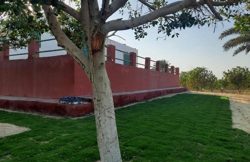 Giza Governorate Villa | Unique Villa Retreat: Family & Pet Friendly Getaway