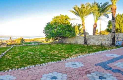 Yusuf as-Sidiq Bed & Breakfast | Pet-Friendly Getaway at قرية تونس with Pool & Hot Tub