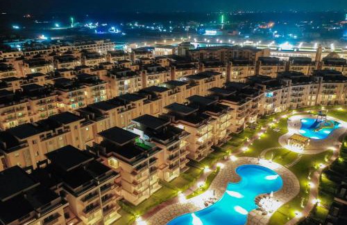 Al-Burulus Apartment | Marina Delta: Oceanfront Retreat with Pool & Family Activities