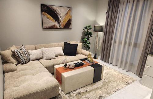 Al Wahah Apartment | Elegant Residence with Living and Sleeping Rooms