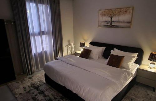 Al Wahah Apartment | Elegant Residence with Living and Sleeping Rooms