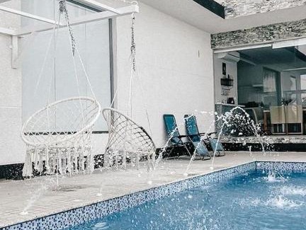 Ha'il Province Villa | Discover منتجع سرايا وسفاري ديور: Poolside Family Retreat