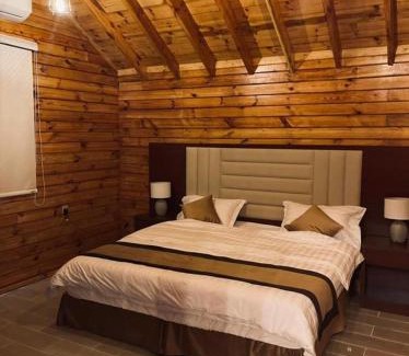 Taif Ski Chalet | Explore نزل تيفا الريفية: Pet-Friendly Retreat with Pool