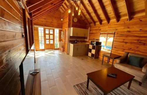 Taif Ski Chalet | Explore نزل تيفا الريفية: Pet-Friendly Retreat with Pool