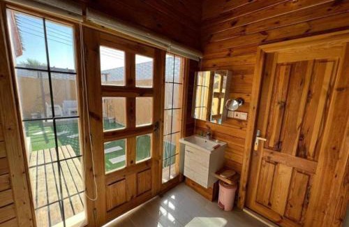 Taif Ski Chalet | Explore نزل تيفا الريفية: Pet-Friendly Retreat with Pool