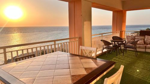 Bay La Sun Apartment | Discover Nefertiti: Oceanfront Family Retreat in Al-Bahr