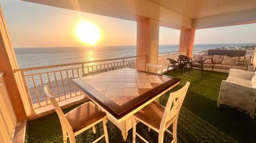 Bay La Sun Apartment | Discover Nefertiti: Oceanfront Family Retreat in Al-Bahr