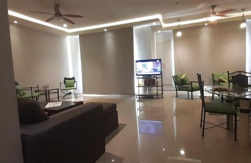 Al-'Amriyah Ski Chalet | Experience Haiseendabay on the Coast: Pet Friendly & Family Fun