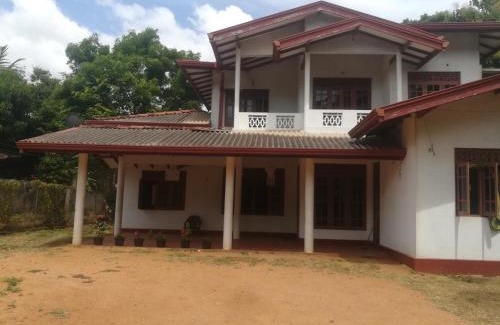 Anuradhapura House | Family-Friendly Retreat at ආලෝකා නවාතැන් Awaits You