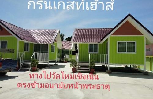 Phanat Nikhom House | Green Guesthouse in Phanussnikhom: Family-Friendly Stay