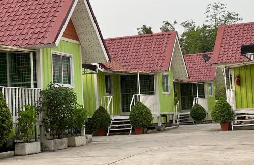 Phanat Nikhom House | Green Guesthouse in Phanussnikhom: Family-Friendly Stay