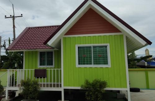 Phanat Nikhom House | Green Guesthouse in Phanussnikhom: Family-Friendly Stay