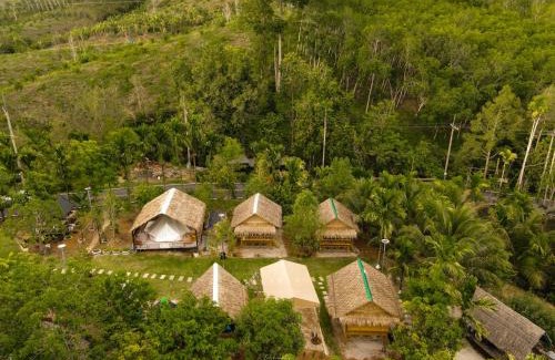 Ban Ta Khun House | Discover Khumkalahua Farmstay: Pet-Friendly Paradise