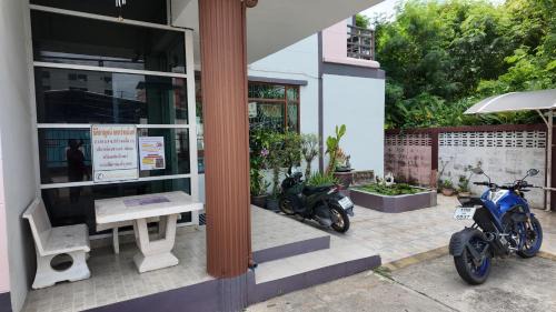 Mueang Samut Prakan District Apartment | Budget-Friendly Stay at ธิติกาญจน์ อพาร์ทเม้นท์