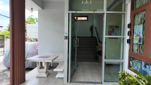 Mueang Samut Prakan District Apartment | Budget-Friendly Stay at ธิติกาญจน์ อพาร์ทเม้นท์