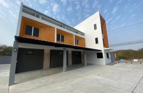 Chonburi Hotel | Relax at นั่งเล่นกันไหม รีสอร์ท SHA Plus with Hot Tub