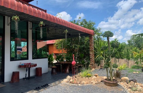 Phunphin House | Discover บ้านต้นยางคาเฟ่: 10/10 Rated Homestay Experience