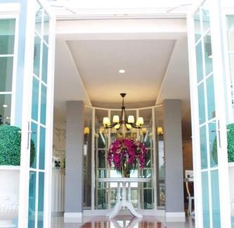 Bang Kung Hotel | Discover บ้านธนาบูติคโฮเทล: Family-Friendly Retreat