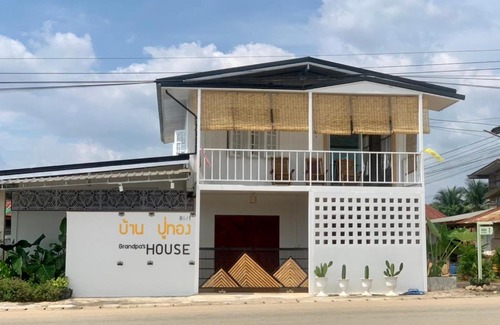 Pak Chom House | Family-Friendly Retreat at Grandpa's House with Full Kitchen